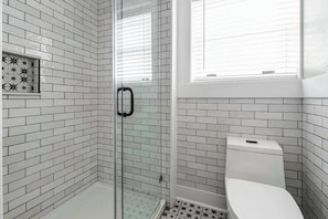 Lejlighed - 1 kingsize-seng - køkken - byudsigt (118 E Main - Unit A) | Badeværelse | Håndklæder