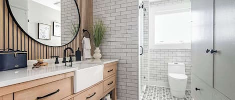 Condo, 1 King Bed, Kitchen, City View (118 E Main - Unit A) | Bathroom | Towels