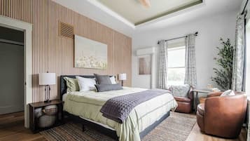 Condo, 1 King Bed, Kitchen, City View (118 E Main - Unit A) | 1 bedroom, individually decorated, individually furnished, bed sheets