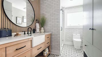 Condo, 1 cama King size, cocina, vista a la ciudad (118 E Main - Unit A) | Baño | Toallas