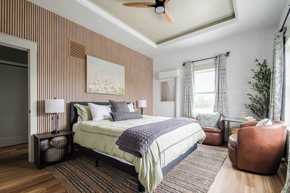 Condo, 1 King Bed, Kitchen, City View (118 E Main - Unit A) | 1 bedroom, individually decorated, individually furnished, bed sheets