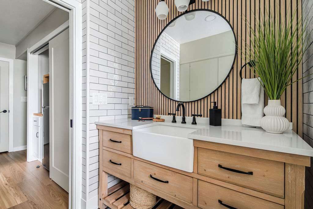 Condo, 1 King Bed, Kitchen, City View (118 E Main - Unit A) | Bathroom | Towels