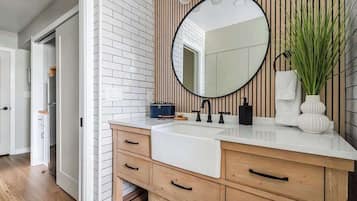 Condo, 1 King Bed, Kitchen, City View (118 E Main - Unit A) | Bathroom | Towels