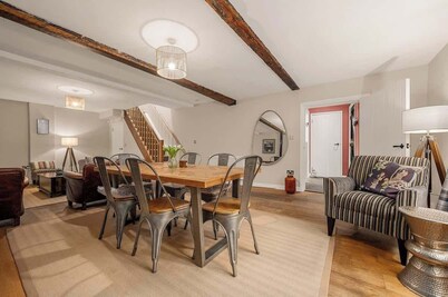 2 Bed Bowdon Cottage | Free Parking