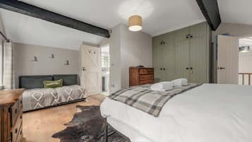 2 bedrooms, desk, iron/ironing board, WiFi