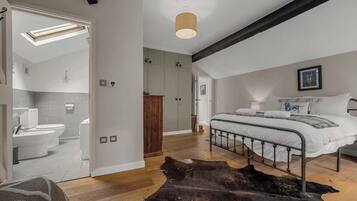 2 bedrooms, desk, iron/ironing board, WiFi