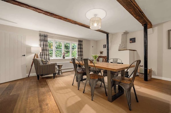 Dining - 2 Bed Bowdon Cottage | Free Parking (Bowdon)
