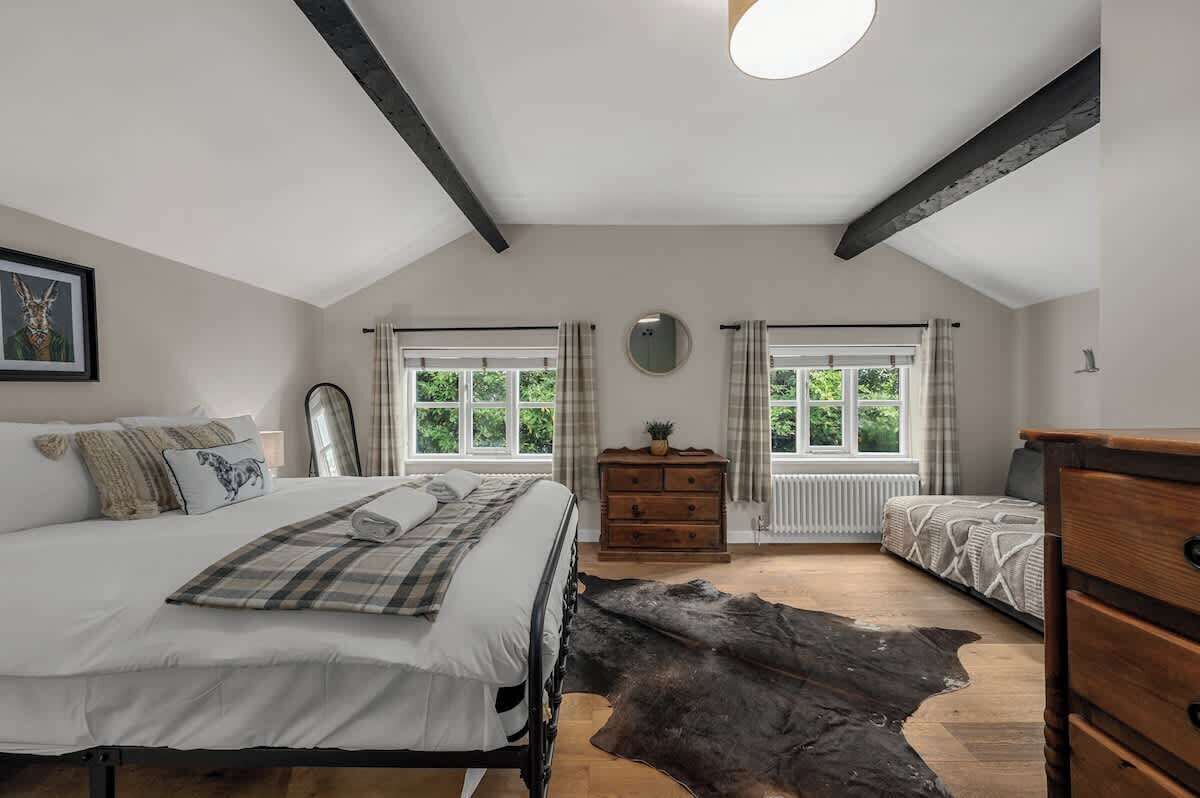 2 bedrooms, desk, iron/ironing board, WiFi