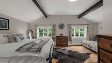 2 bedrooms, desk, iron/ironing board, WiFi