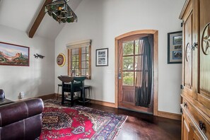 Cabin, 1 King Bed, Patio, Garden View (9996 US-290 - Presidents Haus) | Interior