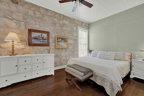 独立别墅, 多张床, 阳台, 花园景观 (101 N Orange - Combo) | 4 多间卧室、特色装修、特色家居、床单