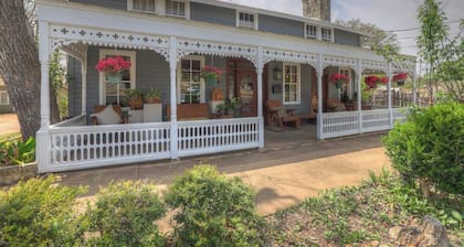 West Suite in Gillespie House -steps to Main Street!