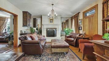 Maison, 1 trÚs grand lit et 1 canapé-lit, patio, vue jardin (415 W San Antonio- W) | Coin séjour