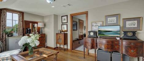 House, 1 King Bed with Sofa bed, Patio, Garden View (415 W San Antonio- W) | Living area