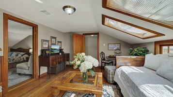 Maison, 1 trÚs grand lit et 1 canapé-lit, patio, vue jardin (415 W San Antonio- W) | 1 chambre, décoration personnalisée, ameublement personnalisé