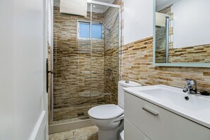 Shower, hair dryer, towels, shampoo