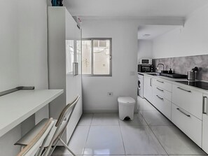 Full-size fridge, microwave, oven, stovetop