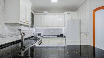 Microondas, horno, placa de cocina y utensilios de cocina