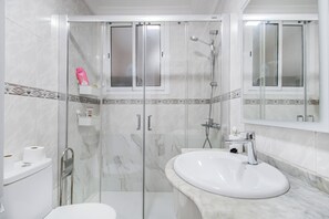 Shower, hair dryer, towels, shampoo
