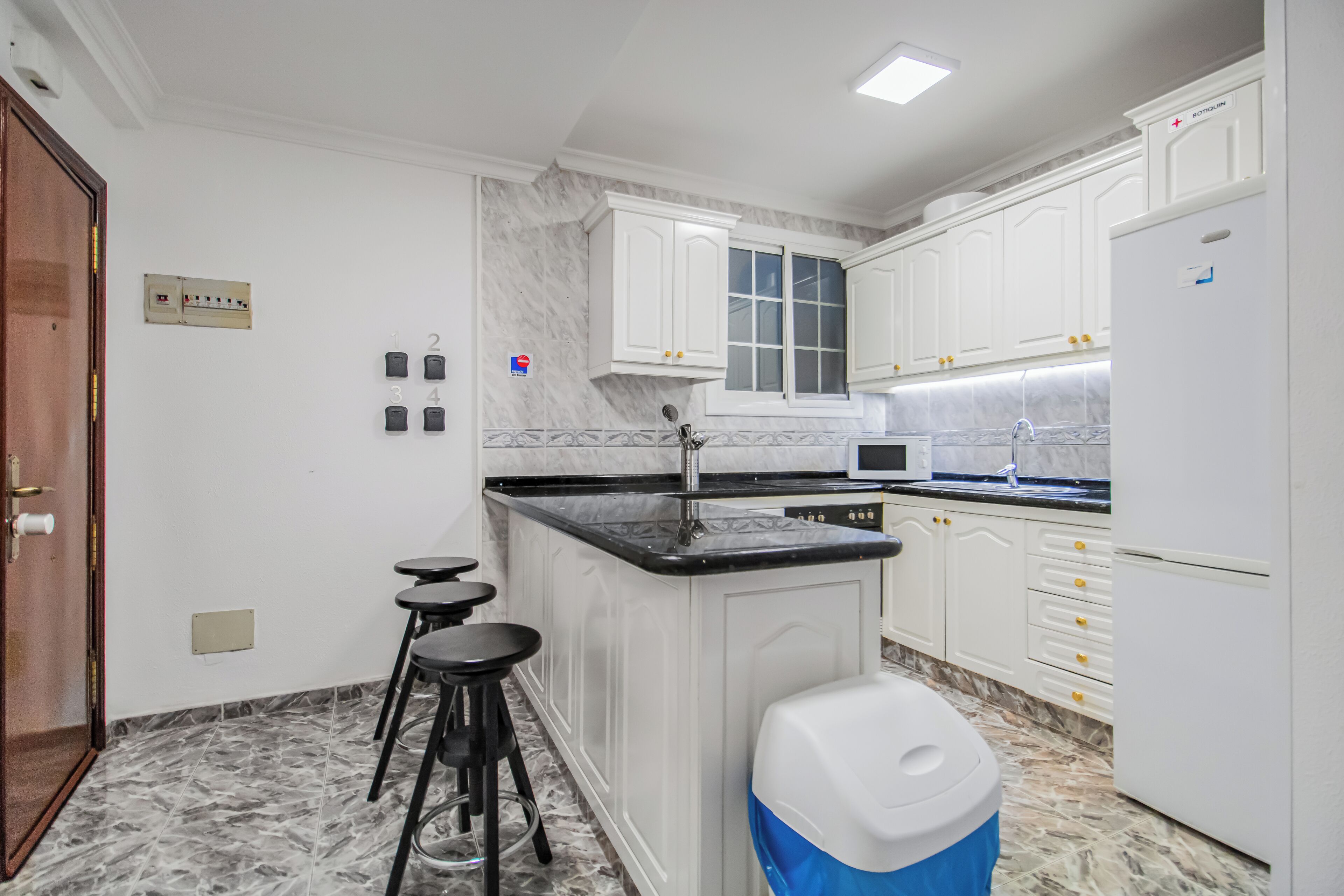 Microondas, horno, placa de cocina y utensilios de cocina