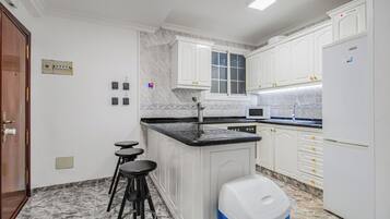 Microondas, horno, placa de cocina y utensilios de cocina