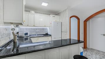 Microondas, horno, placa de cocina y utensilios de cocina