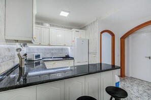 Microwave, oven, kompor, dan peralatan masak/sendok-piring
