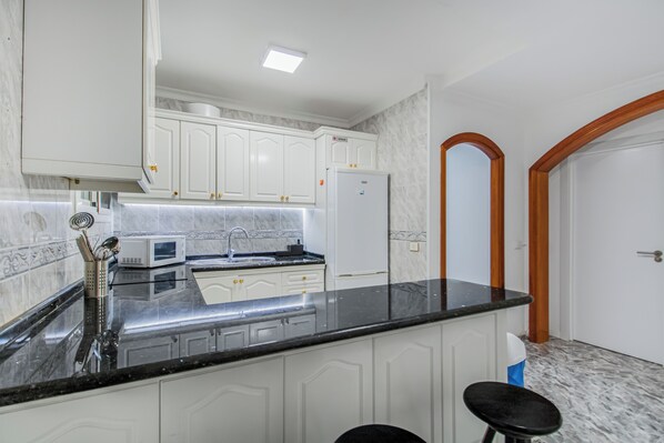 Microwave, oven, stovetop, cookware/dishes/utensils