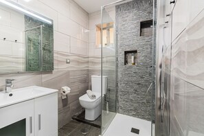 Een douche, een haardroger, handdoeken, shampoo