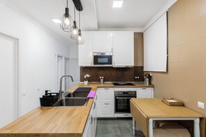 Een koelkast/vriezer, een magnetron, een oven, een kookplaat