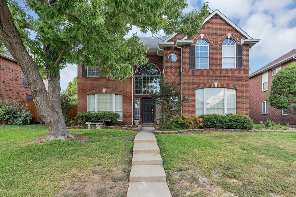 Exterior - Beautiful Family friendly, pets welcome Home w Pool, Patio & Private Backyard (Frisco)