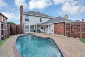 Pool - Beautiful Family friendly, pets welcome Home w Pool, Patio & Private Backyard (Frisco)