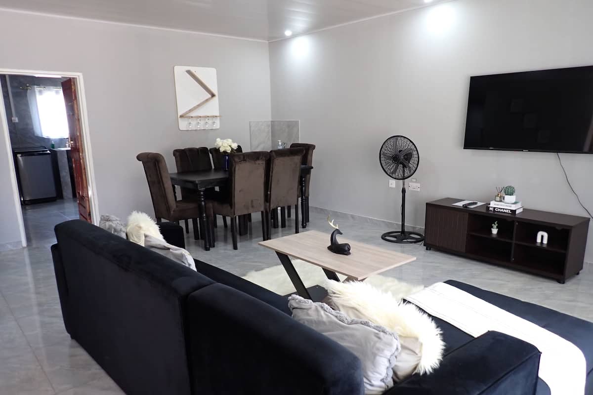 Deluxe Apartment | Laptop workspace, iron/ironing board, free WiFi