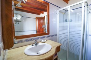 Appartamento, vista montagna | Bagno | Doccia, asciugacapelli, asciugamani, shampoo