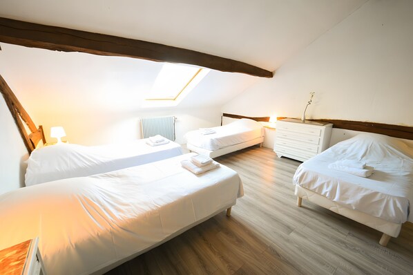 6 habitaciones, tabla de planchar con plancha, wifi y ropa de cama 