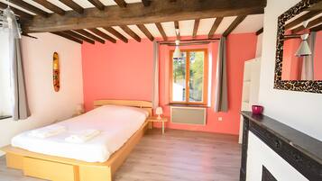 6 habitaciones, tabla de planchar con plancha, wifi y ropa de cama