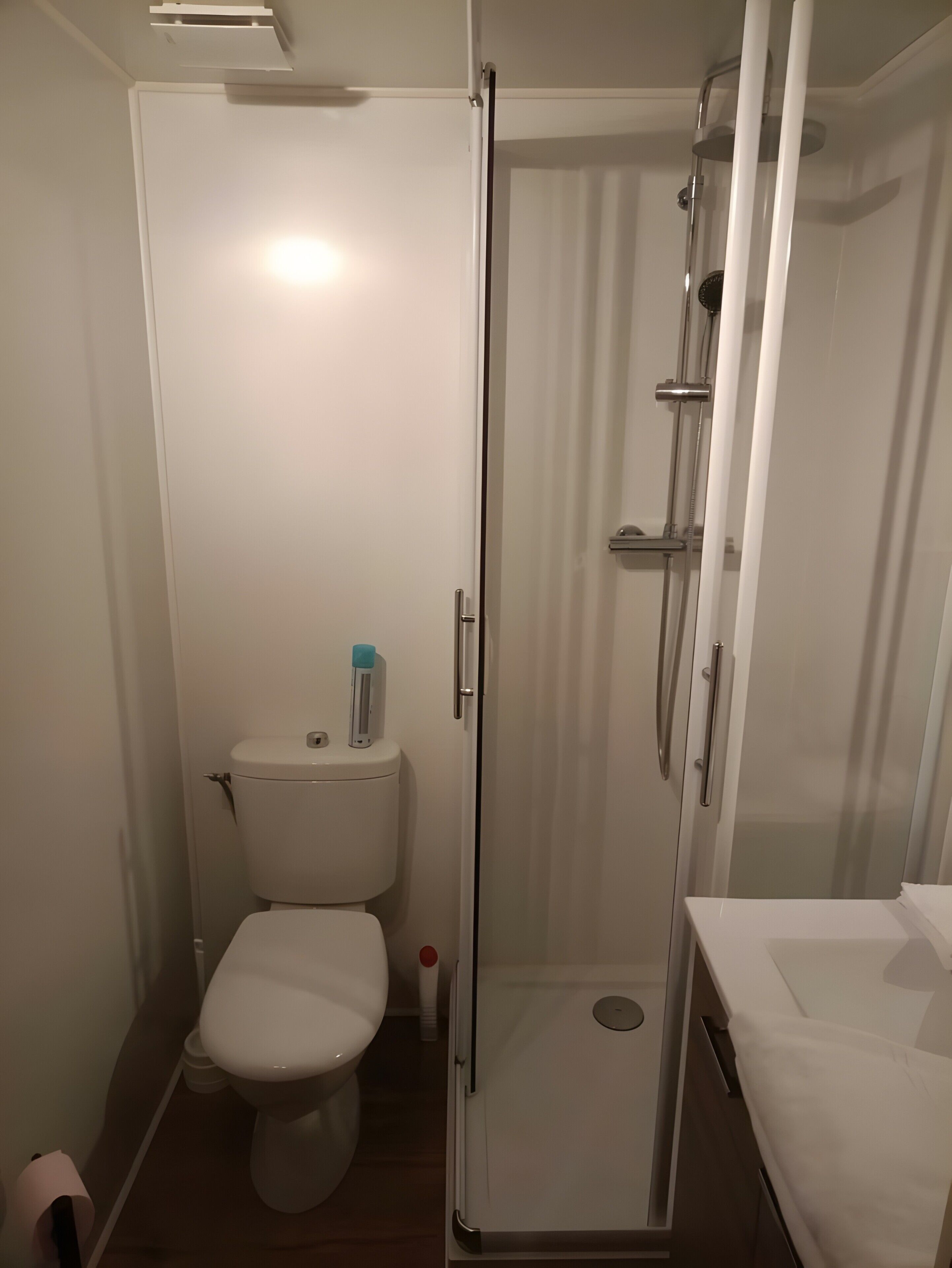 Ein Badezimmer mit Toilette, Duschkabine und Waschbecken.