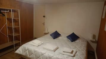7 bedrooms, iron/ironing board, WiFi, bed sheets