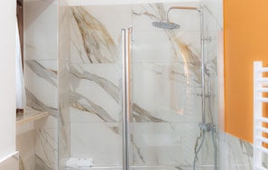 Apartment | Badezimmer | Dusche, Regendusche, kostenlose Toilettenartikel, Handtücher