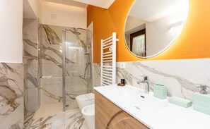 Departamento | Baño | Regadera, regadera tipo lluvia, amenidades de baño gratuitas, toallas 