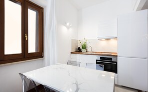 Apartment | Eigene Küche | Mikrowelle, Espressomaschine, Wasserkocher mit Kaffee-/Teezubehör