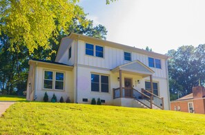 Exterior - 4 Bedroom 3 Bath House with WiFi, AC in Raleigh near North Hills (Raleigh)