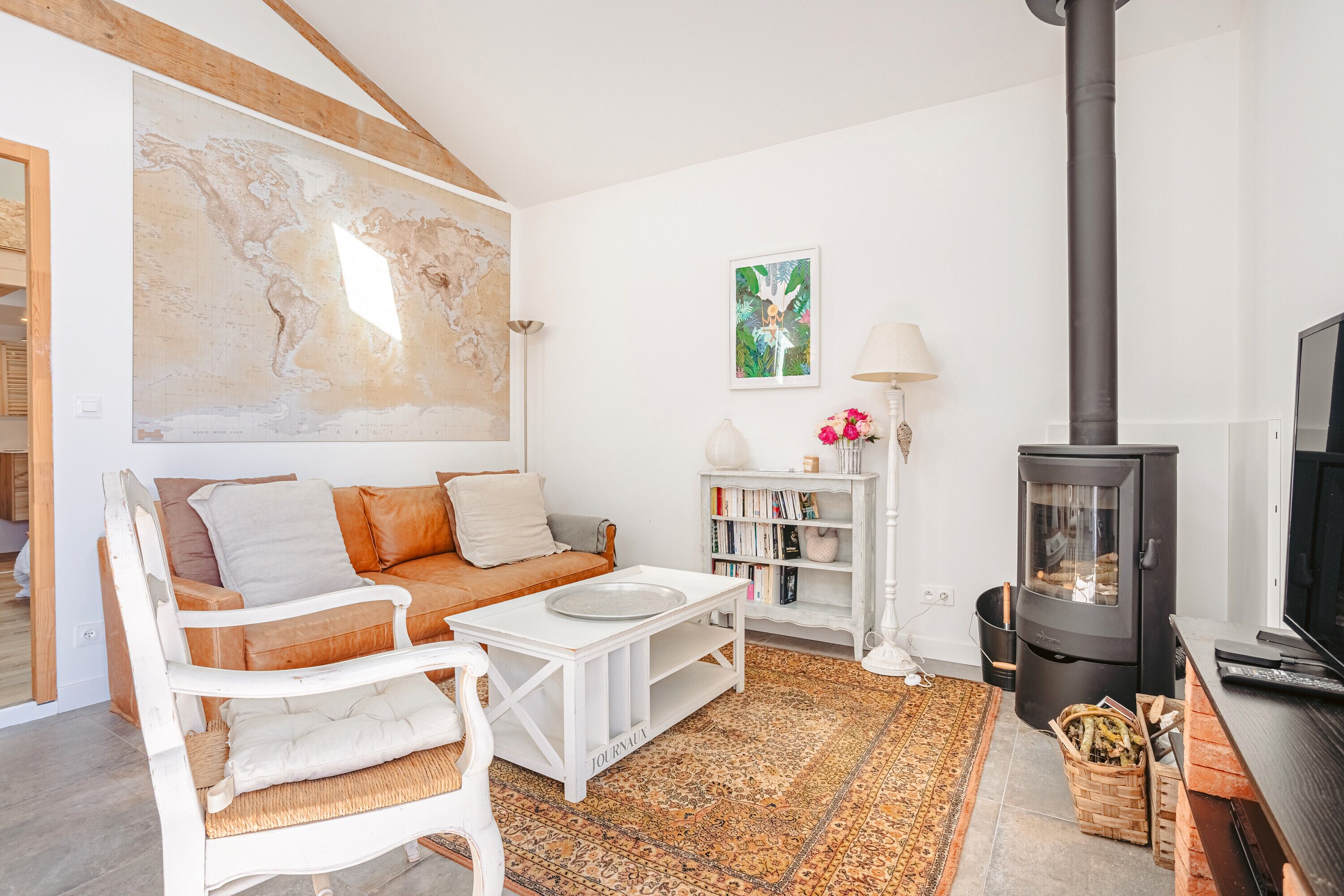 Una televisión, una chimenea