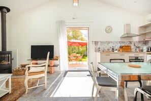 Interior - Gîte 'La Grange Hulotte' with Private Terrace, Shared Garden and Wi-Fi (CHAILLE LES MARAIS)