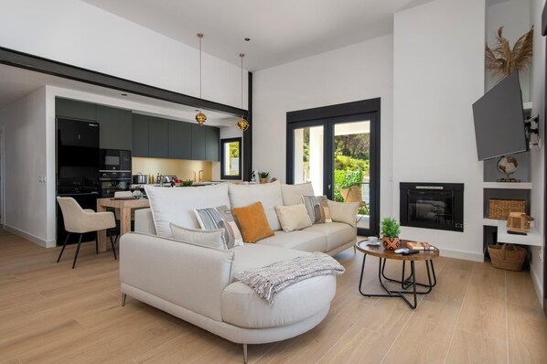 Smart-tv en een open haard