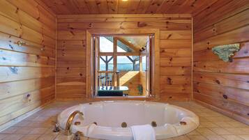 Kamar, Beberapa Tempat Tidur, hot tub, pemandangan gunung (Beverly's Bearadise (4)) | Kamar mandi | Handuk