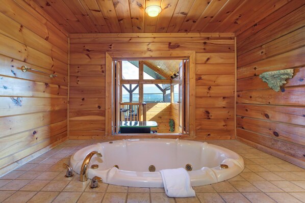 Zimmer, Mehrere Betten, Whirlpool, Bergblick (Beverly's Bearadise (4)) | Badezimmer