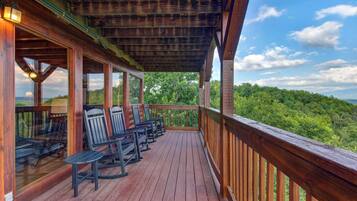 Kamar, Beberapa Tempat Tidur, hot tub, pemandangan gunung (Beverly's Bearadise (4)) | Pemandangan dari kamar