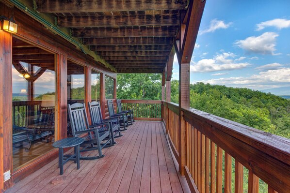 Rom, flere senger, spabadekar, fjellutsikt (Beverly's Bearadise (4)) | Utsikt fra rommet