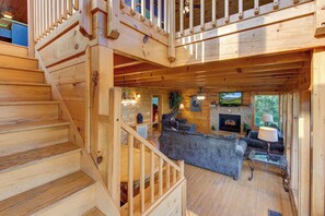 Zimmer, Mehrere Betten, Whirlpool, Bergblick (Beverly's Bearadise (4)) | Innenbereich